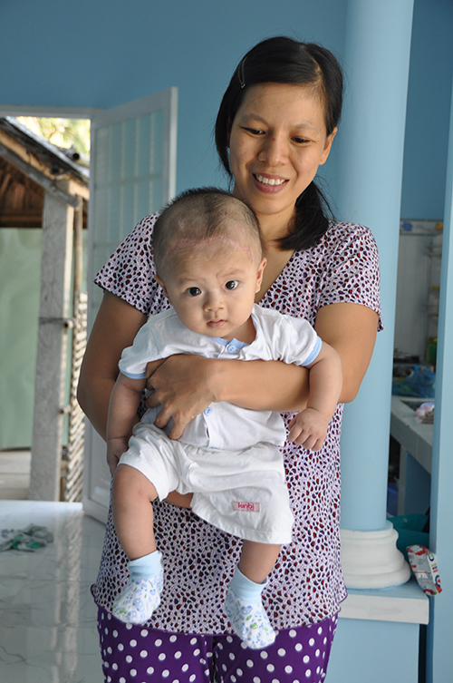 

 

Bố của Phát tâm sự, đây là cái Tết vui nhất của đời anh bởi ngoài việc Phát khỏe mạnh, từ số tiền các nhà hảo tâm giúp đỡ, vợ chồng anh còn có được nơi ăn chốn ở đàng hoàng.

 



 

Hy vọng từ Tết này trở đi, con trai tôi tai qua nạn khỏi. Nhân dịp xuân về, tôi cũng xin gửi lời cảm ơn và lời chúc đến các bác sĩ Bệnh viện Nhi Đồng 1 cùng những người đã giúp đỡ gia đình tôi trong suốt thời gian qua, người bố nói.

Theo Ngôi sao



