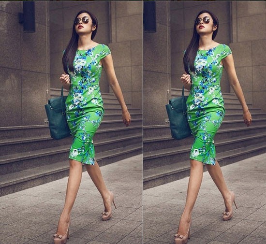 V&aacute;y xanh kết hợp đồng điệu với t&uacute;i Phillip Lim gi&aacute; khoảng gần 20 triệu đồng.