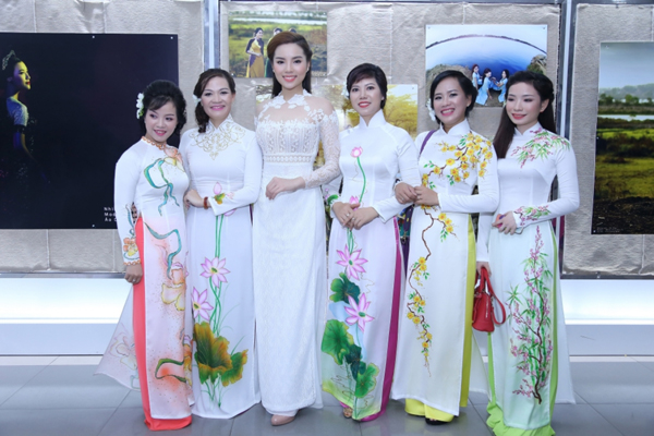 
Sau khi kết thúc hai buổi chấm thi, Kỳ Duyên bay ra Hà Nội để tham gia chuyến từ thiện tại Tuyên Quang.
