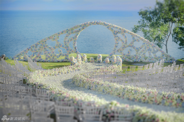 
Thảm hoa trắng thơ mộng dẫn vào nơi cử hành hôn lễ bên đại dương xanh ngắt. 6 chiếc trực thăng đã chở 400.000 bông hồng từ đất liền tới đảo Bali phục vụ cho lễ cưới.
