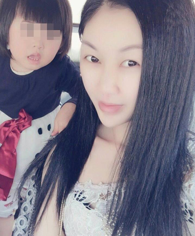 
Người mẫu họ Hoàng (25 tuổi), người Trung Quốc, tử vong sau phẫu thuật nâng ngực. Trung tâm phẫu thuật thẩm mỹ nhận trách nhiệm về vụ việc. Nữ người mẫu đã kết hôn và có con gái ba tuổi.
