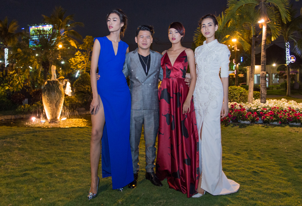 Nguyễn Oanh, Nguyễn Hợp và nhà thiết kế Hoàng Minh Hà chụp ảnh cùng chân dài Thanh Tuyền (váy trắng).