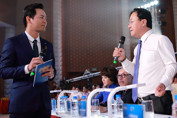 
Phan Anh lần đầu gặp lại nhà báo Hồng Thanh Quang từ sau vụ ồn ào của chương trình 60 phút mở.
