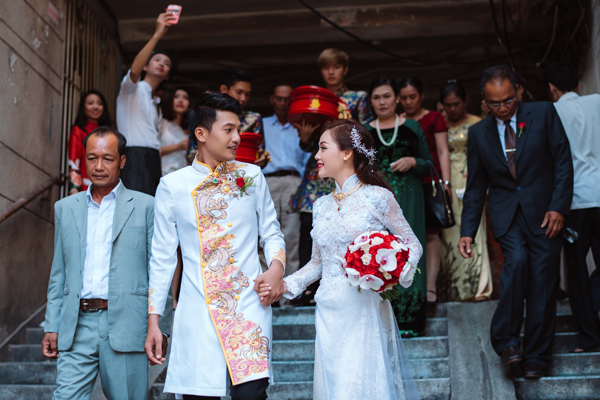 
Sau nghi lễ gia tiên, Quang Tuấn hạnh phúc nắm tay Linh Phi ra xe hoa.
