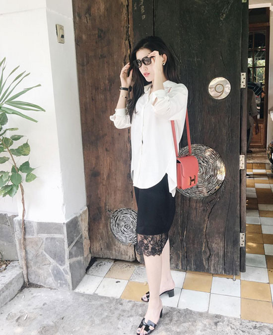 Street style của Á hậu Huyền My vừa thoải mái lại duyên dáng. Túi đỏ nổi bật trên nền váy đen và áo trắng dáng suông tạo nên tổng thể vô cùng bắt mắt.