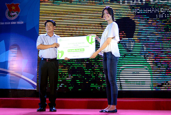 
Người đẹp thay mặt ban tổ chức trao số tiền tài trợ 3 ca phẫu thuật tim cho trẻ em nghèo tại Bình Thuận.
