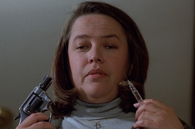 
Annie Wilkes (Kathy Bates) trong Misery (1990): Đây là vai diễn mang về cho Kathy Bates giải thưởng Oscar, khi bà vào vai một người hâm mộ cuồng nhiệt mắc bệnh tâm thần. Trong vai trò y tá riêng, nhân vật Annie giúp tiểu thuyết gia Paul Sheldon phục hồi sau một tai nạn ôtô. Nhưng về sau, nhà văn phát hiện ra tất cả chỉ là màn kịch do cô ta sắp đặt. Phân cảnh đáng nhớ nhất chính là khi Annie tàn nhẫn dùng búa đập gãy đôi bàn chân của Paul để ông không thể trốn thoát khỏi mình. Ảnh: MGM
