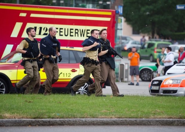 
Các vụ xả súng ở Munich xảy ra không lâu sau khi cả châu Âu rúng động vì vụ khủng bố ở Nice, Pháp. Lahouaiej-Bouhlel, 31 tuổi, lái một chiếc xe tải lao vào đám đông khiến 84 người thiệt mạng. Tổ chức Nhà nước Hồi giáo tự xưng (IS) đã nhận trách nhiệm trong vụ này. Ảnh: Daily Mail

