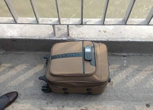 
Hành lý của chị Thỏa để lại trên cầu trước khi nhảy sông Hồng tự tử
