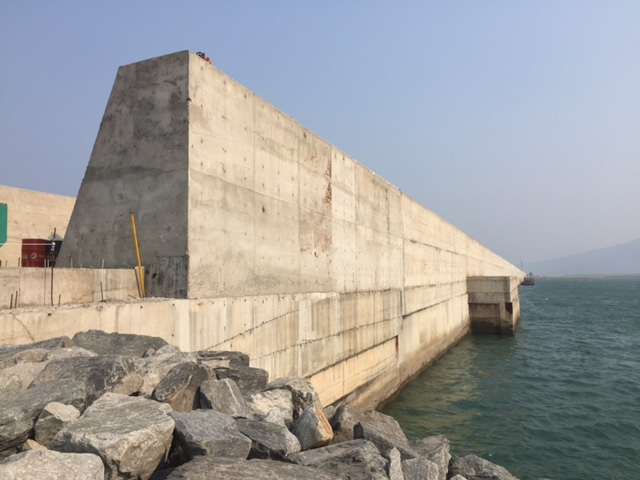 Đê chắn sóng cảng Sơn Dương của Formosa, nơi đội thợ lặn của Nibelc gặp vấn đề về sức khoẻ. Ảnh: Duy Tuấn