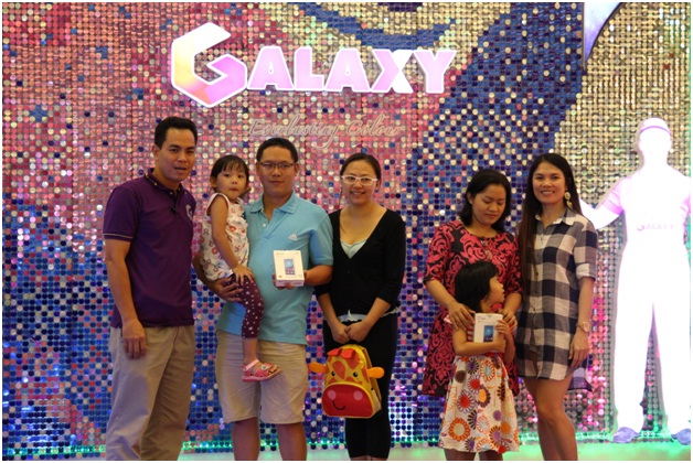 Các khách hàng đạt giải nhất chương trình “Trải nghiệm sắc màu cùng sơn Galaxy