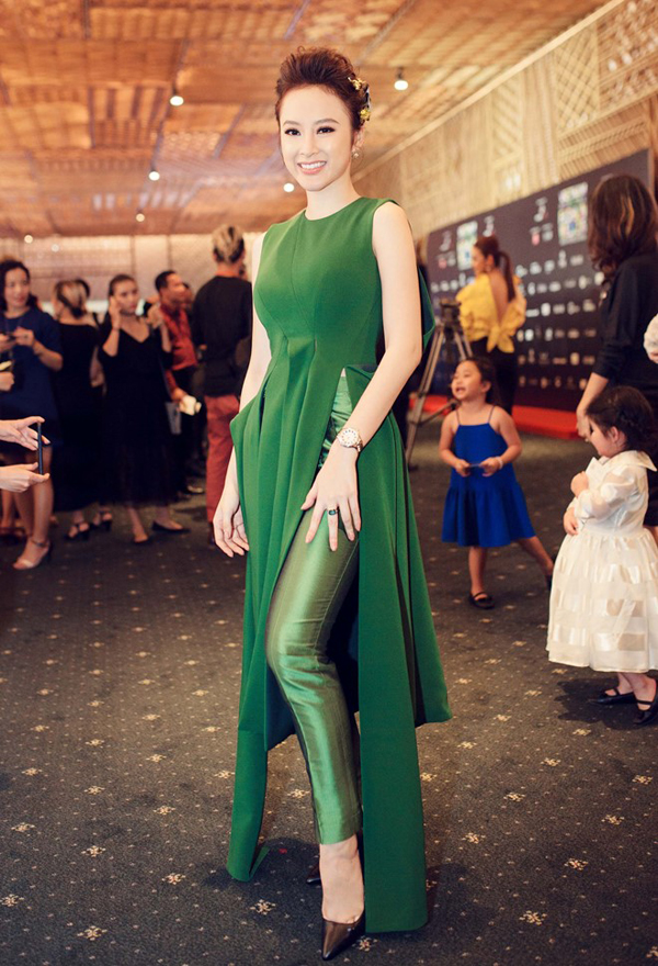 
Trong đêm diễn cuối cùng của Tuần lễ thời trang Việt Nam quốc tế 2016, bà mẹ nhí diện trang phục tông xanh đậm đi kèm bộ cánh là hai món phụ kiện có giá hơn 1 tỷ đồng.

