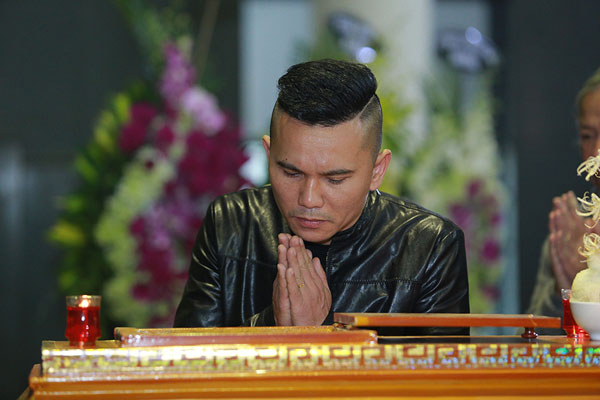 
Người em Tú Dưa của nhạc sĩ Lương Minh cũng không khỏi đau xót khi nhìn anh lần cuối.
