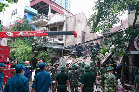 
Ngôi nhà 43 phố Cửa Bắc, Hà Nội bị đổ sập hoàn toàn trong đêm. Ảnh: N.Hương
