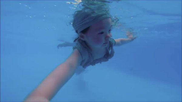 
Mới hơn 2 tuổi nhưng Cadie Mộc Trà đã được học bơi vô cùng bài bản.
