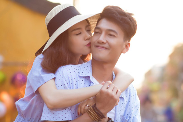 
Nam diễn viên cho biết, anh yêu Linh Phi ngay từ lần đầu gặp gỡ và cảm mến tính cánh hiền lành, đoan trang ở bạn gái.
