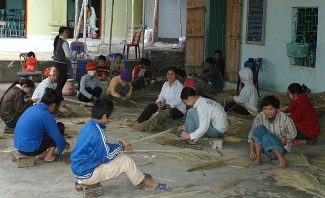 Anh Sáu đi khắp nơi học nghề về truyền đạt lại cho những người tàn tật và không có việc làm trong địa phương