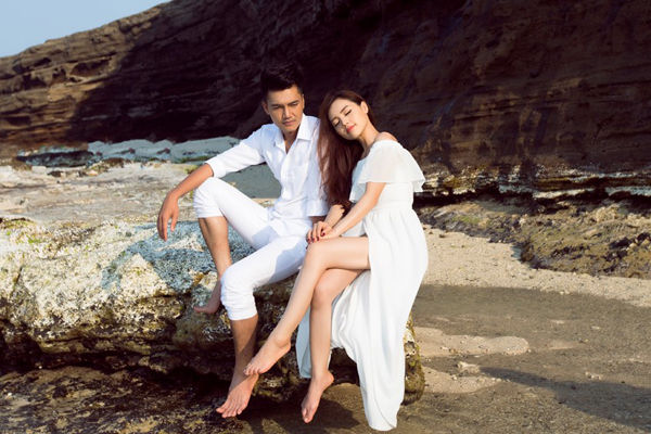 
Nam diễn viên Khúc hát mặt trời và vợ sắp cưới cùng diện trang phục trắng lãng mạn, chụp ảnh tại địa danh nổi tiếng ở miền Trung.

