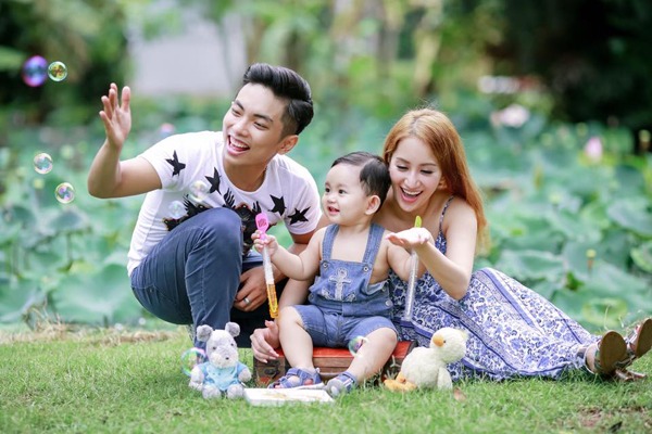 
Hiện tại, Khánh Thi đã có một gia đình hạnh phúc bên chồng và con trai xinh.
