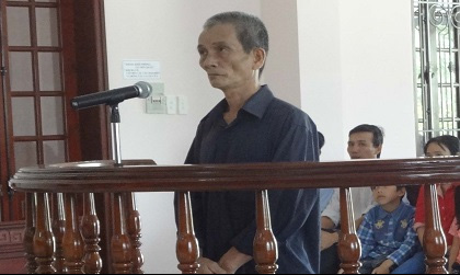 
Bị c&aacute;o trước v&agrave;nh m&oacute;ng ngựa.
