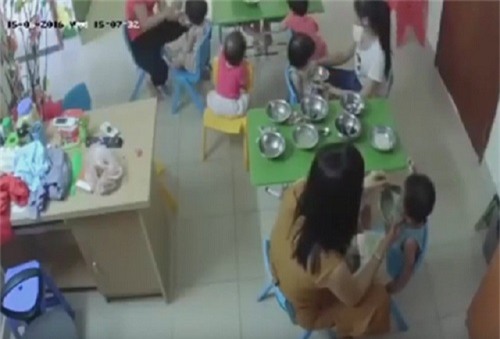 Hình ảnh cô giáo kéo bé vào góc tường và liên tiếp đánh vào mặt bé (ảnh cắt từ clip) xảy ra tại tại nhóm lớp mầm non tư thục Tuổi hoa (Thanh Trì, Hà Nội). Ảnh: Internet