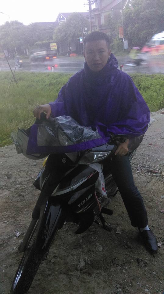 Anh Phan Văn Thông, chủ xe Mazda BT 50 đội mưa, đi xe máy 100km để bổ sung hồ sơ cho TAND TP Vinh. Ảnh VT