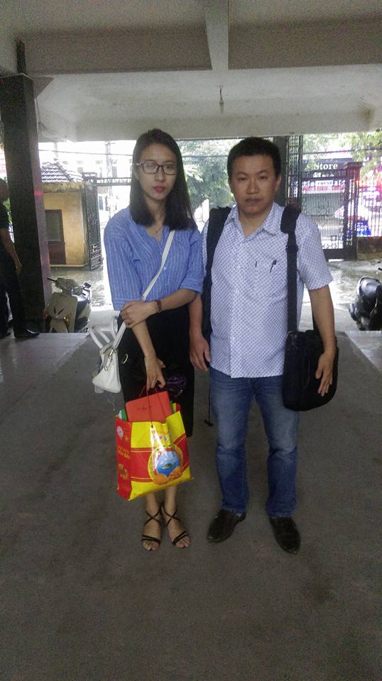 
Anh em anh Phan Văn Thông đội mưa đến và nhận được thông tin bị đơn xin hoãn tòa vào sáng 12/9. Ảnh VT
