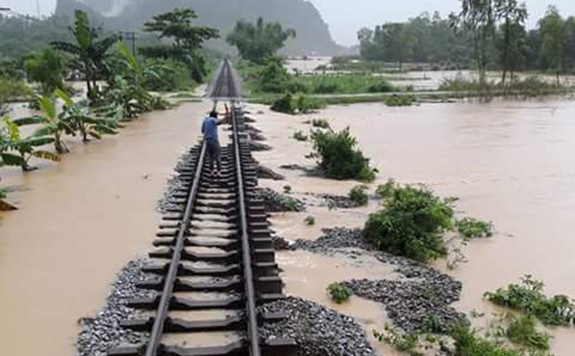 
Đường sắt sẽ trở lại hoạt động sau khi bị phong tỏa do mưa lũ tại các tỉnh miền Trung. Ảnh TL
