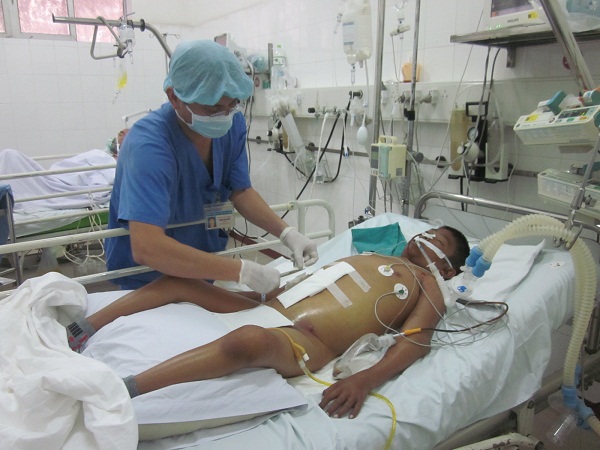 
Thành hiện đang điều trị cấp cứu tại hồi sức cấp cứu - BV Việt Đức. Ảnh P.T
