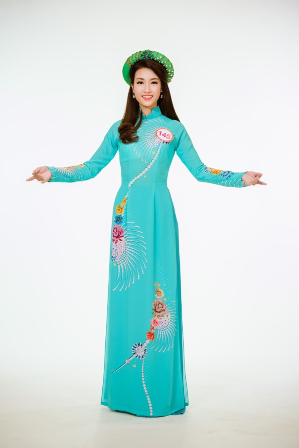 
Trong trang phục áo dài màu xanh ngọc này, Đỗ Mỹ Linh được đánh giá có vè đẹp hiền dịu, đậm chất Á Đông.
