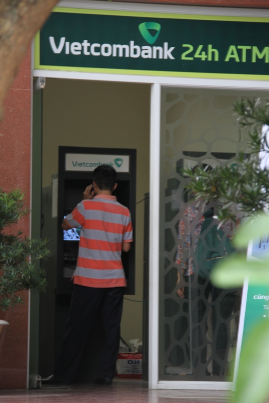 Nhiều người không rút được tiền trong cột ATM, khi vào trụ sở hay các phòng giao dịch của Vietcombank cũng không rút được tiền. Ảnh: Đức Hoàng