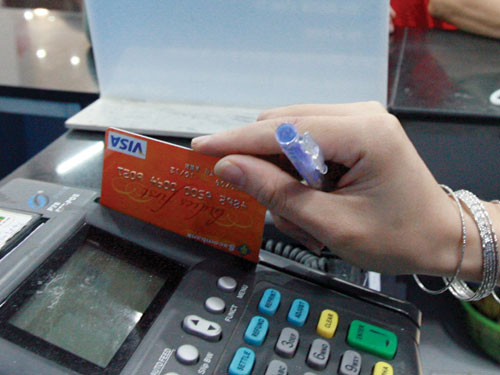 
Phụ nữ không nên lạm dụng quá thẻ tín dụng trong mua sắm (Ảnh minh họa)
