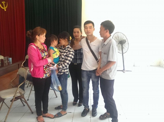
Bố và mẹ để của cháu bé đã đến Trung tâm bảo trợ xã hội TP Hà Nội để xin đón con về. Ảnh: Otofun
