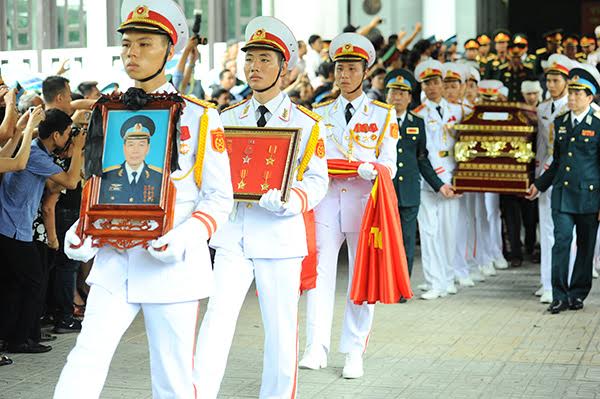 10h sáng 30/6, lễ truy điệu 9 quân nhân tổ bay CASA – 212 được tiến hành. Đi đầu là linh cữu của Đại tá Lê Kiêm Toàn, Lữ đoàn trưởng Lữ đoàn 918 (quê quán Tam Hưng, Thanh Oai, Hà Nội).