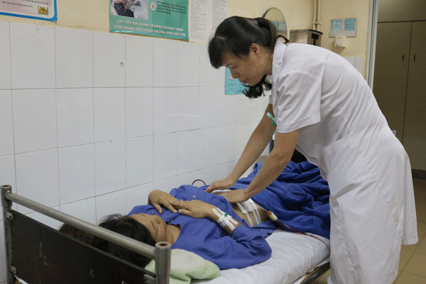 
Sản phụ Nông Thị H được cứu sống nhờ nhân viên y tế hiến máu. Ảnh: BVCC
