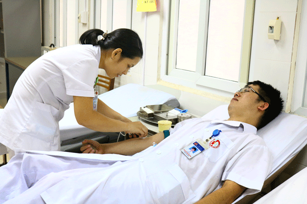 
Nhiều nhân viên y tế của bệnh viện thường xuyên tham gia hiến máu cứu bệnh nhân. Ảnh: BVCC
