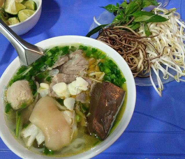 
Bún bò Huế bà Mai có giá 30.000 đồng/bát.
