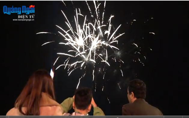 
Người dân thành phố Quãng Ngãi xem bắn pháo hoa tại quảng trường thành phố, đêm Giao thừa Tết Bính Thân 2016 (ảnh cắt từ clip Báo Điện tử Quảng Ngãi)
