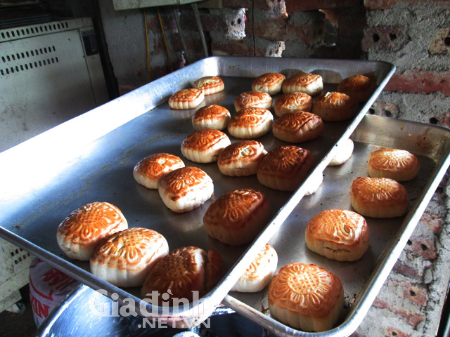 
Bánh nướng siêu hot hiện đang được bán tại Hà Nội từ 5-6 nghìn đồng/chiếc.

