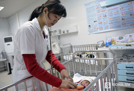 
Tại Nghệ An, bé trai 1 ngày tuổi đang được theo dõi đặc biệt vì ngộ độc khí CO.
