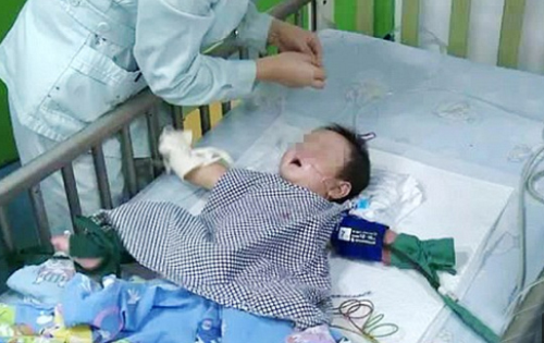 B&eacute; Khang Khang, 7 th&aacute;ng tuổi bị b&aacute;c đầu độc bằng thủy ng&acirc;n trong nhiệt kế tại nh&agrave; ri&ecirc;ng ở Th&agrave;nh Đ&ocirc;, Trung Quốc.