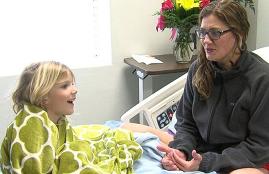 
Bé Allison và mẹ tại bệnh viện - Ảnh: ABC News
