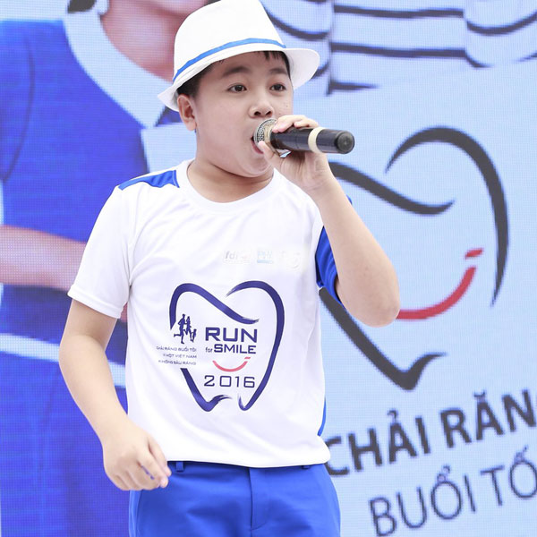 
Cậu bé Hoàng Quân, con nuôi của danh hài Hoài Linh khiến khán giả vô cùng thích thú vì tài ca hát.
