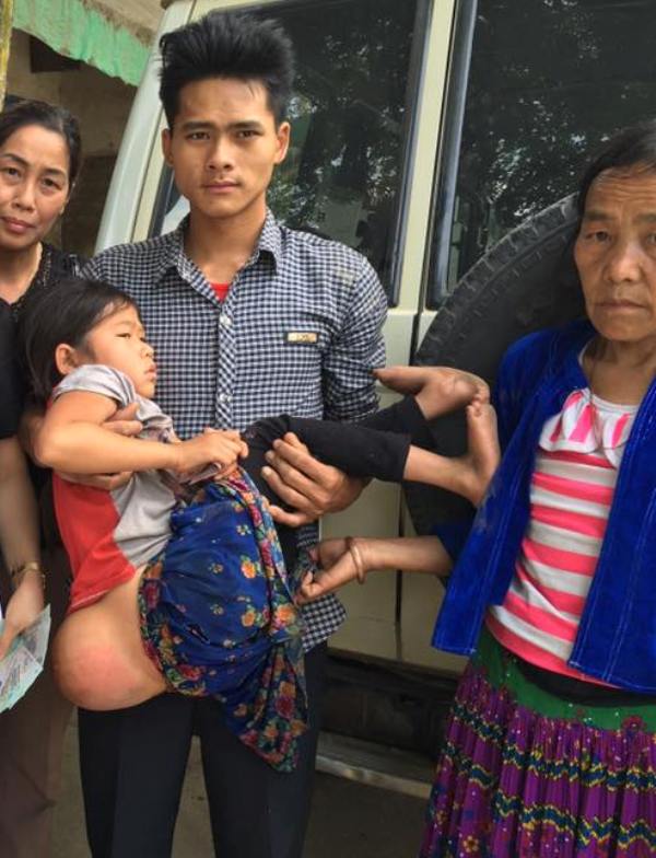 
Các nhân viên y tế huyện đưa bé Lúa về Hà Nội chữa bệnh. Ảnh: Thanh Hoa.
