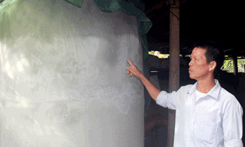 Ông Thọ chỉ bể nước bị đổ thuốc trừ sâu