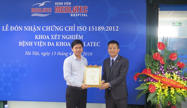 
Ông Vũ Xuân Thủy (bìa phải) trao chứng chỉ ISO 15189:2012 cho đại diện Ban Giám đốc Bệnh viện Đa khoa Medlatec. Ảnh: BVCC
