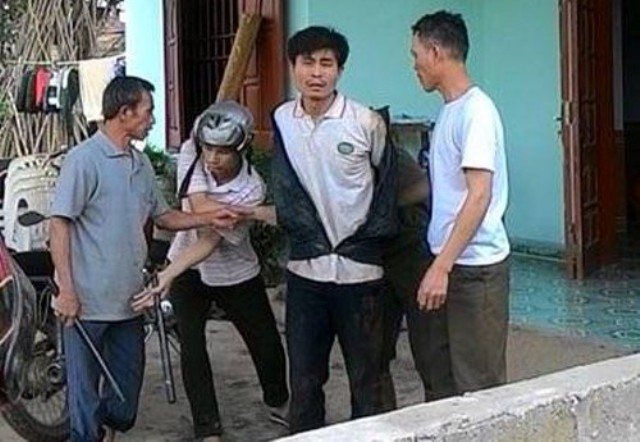 
Lưu Văn Đức (áo khoác đen) bị bắt giữ khi đang nhờ người dân đưa ra đường cái bắt xe chạy trốn. Ảnh: T.L
