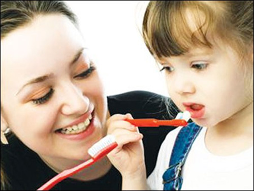 Với trẻ nhỏ, nên sử dụng bàn chải mềm, hướng dẫn đánh răng đúng cách. Ảnh minh họa