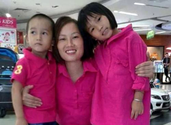 
Chị Trang cùng hai con nhỏ
