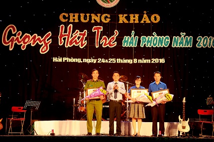 
Ông Trần Quang Tường- Thành ủy viên, Bí thư Thành đoàn Hải Phòng tặng Bằng khen cho 3 đơn vị có thành tích xuất sắc trong phong trào tổ chức cuộc thi.
